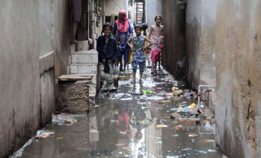 کراچی: لیاری کے علاقے موانڑا پاڑھ یو سی 3میں سیوریج نظام ..