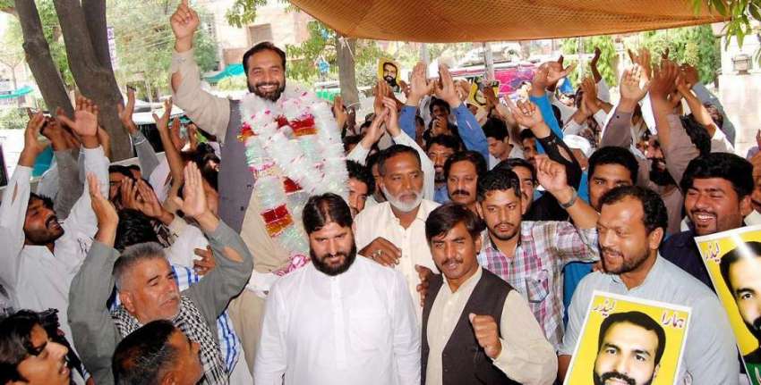 لاہور: جمشید دستی کی رہائی پر رکشہ یونین کے دفتر میں کارکن ..