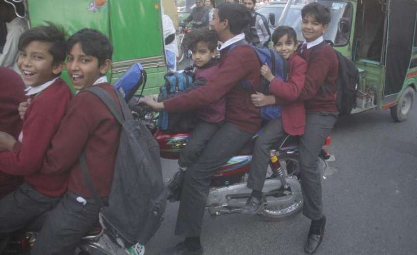 لاہور: ایک نو عمر طالبعلم سکول سے چھٹی کے بعد اپنے بھائیوں ..