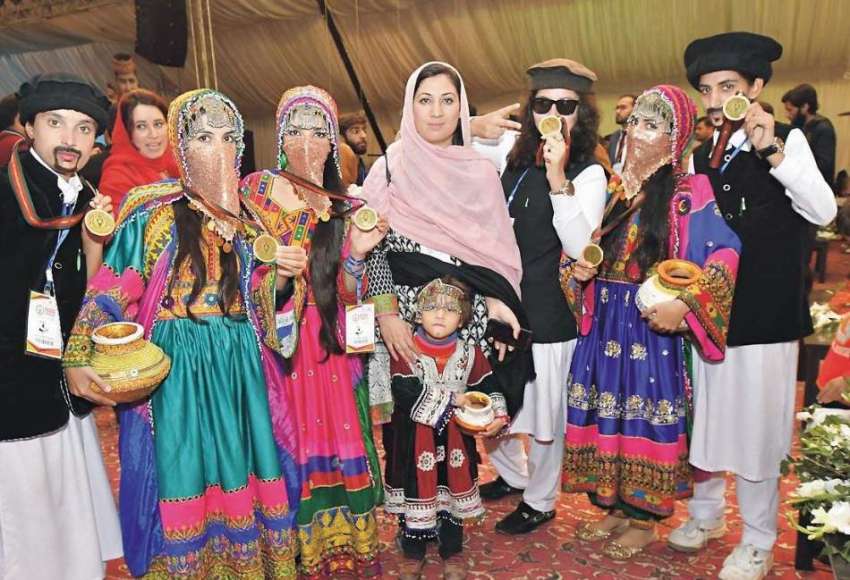 پشاور:خواتین ثقافی لباس پہنے نیشنل یوتھ کارنیوال میں شریک ..