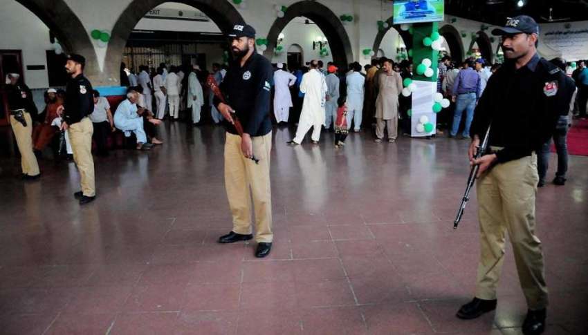 راولپنڈی: وفاقی وزیر ریلوے کی آمد پر پولیس اہلکار الرٹ کھڑے ..