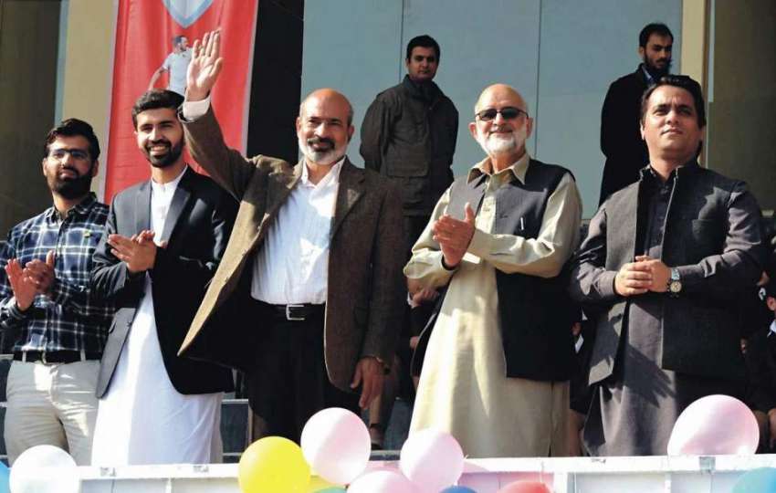 پشاور: فٹبال لیگ کے افتتاح کے موقع پر مہمان خصوصی پروفیسر ..