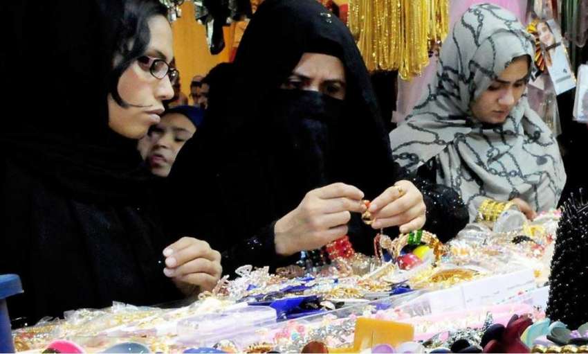 راولپنڈی: عید کی تیاریوں میں مصروف خواتین موتی بازار سے ..