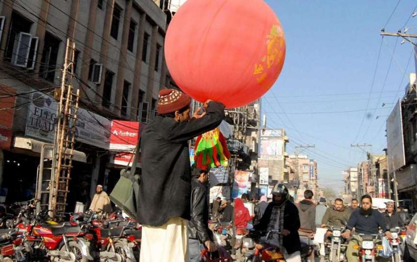راولپنڈی: محنت کش غبارے اٹھائے گاہکوں کو متوجہ کر رہا ہے۔