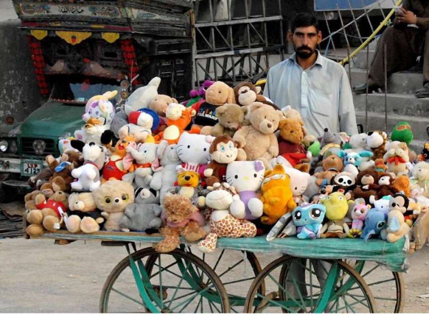 راولپنڈی: راجہ بازار میں ایک محنت کش ریڑھی پر بچوں کے کھلونے ..