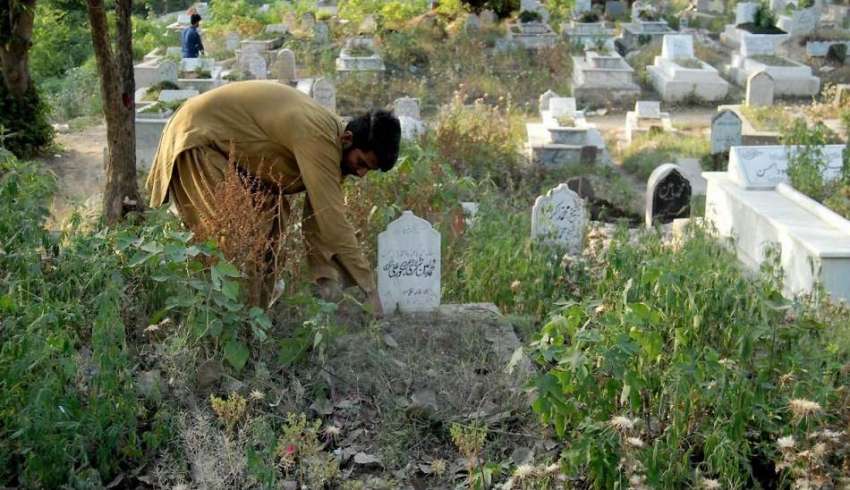 راولپنڈی: شہری اپنے پیاروں کی قبروں کی صفائی کر رہے ہیں۔