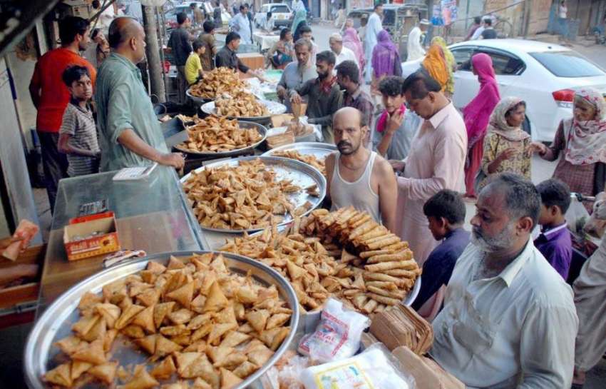 حیدر آباد: شہریوں کی بڑی تعداد افطاری کے لیے سموسے خریدنے ..