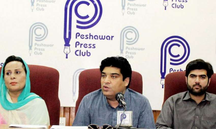پشاور: بلیووینز کے کوآرڈینیٹر قمر نسیم پریس کانفرنس کررہے ..