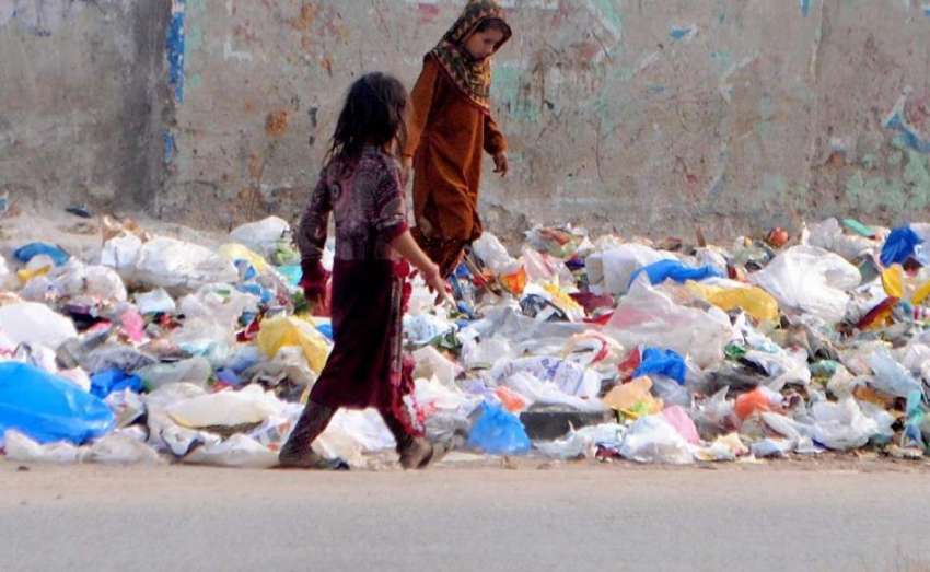 راولپنڈی: خانہ بدوش بچیاں کورے کرکٹ سے کارآمد اشیاء تلاش ..