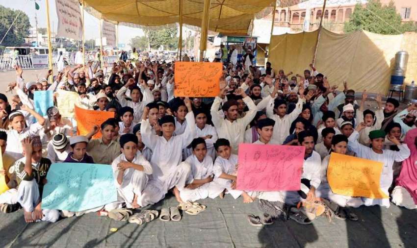 کراچی: نمائش چورنگی پر مذہبی جماعتوں کے دھرنے میں شرکاء ..