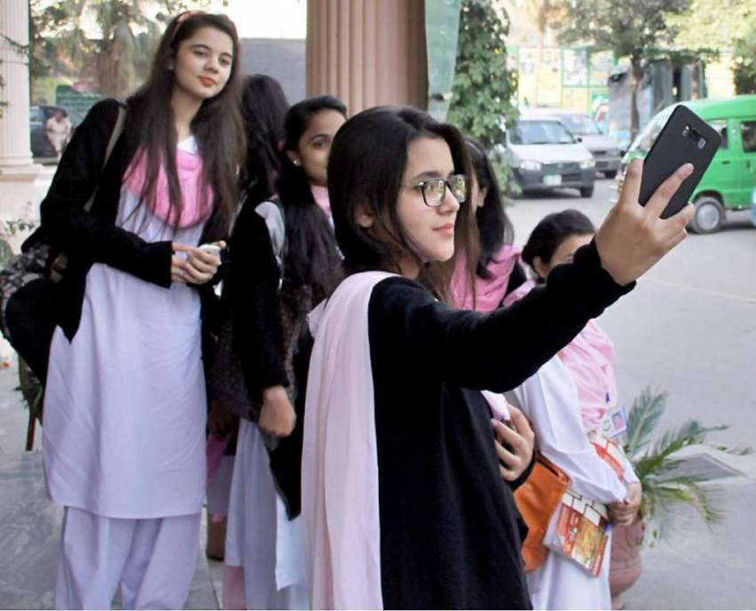 لاہور: نظریہ پاکستان ٹرسٹ میں مقامی سکول کی طالبات سیلفی ..