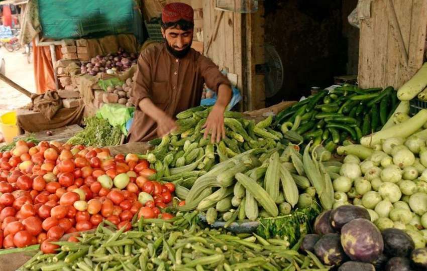 پشاور: دکاندار فروخت کے لیے سبزی سجا رہا ہے۔