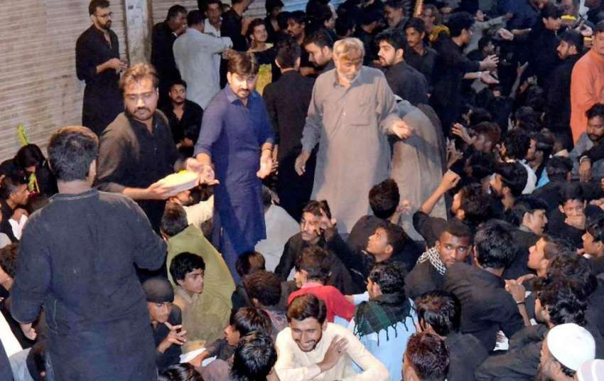 حیدر آباد: محرم الحرام کی مناسبت سے جلوس کے شرکاء میں لنگر ..