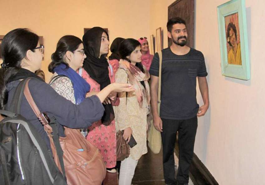 لاہور: نیشنل کالج آف آرٹس میں طلبہ پینٹنگ کی نمائش دیکھ رہی ..