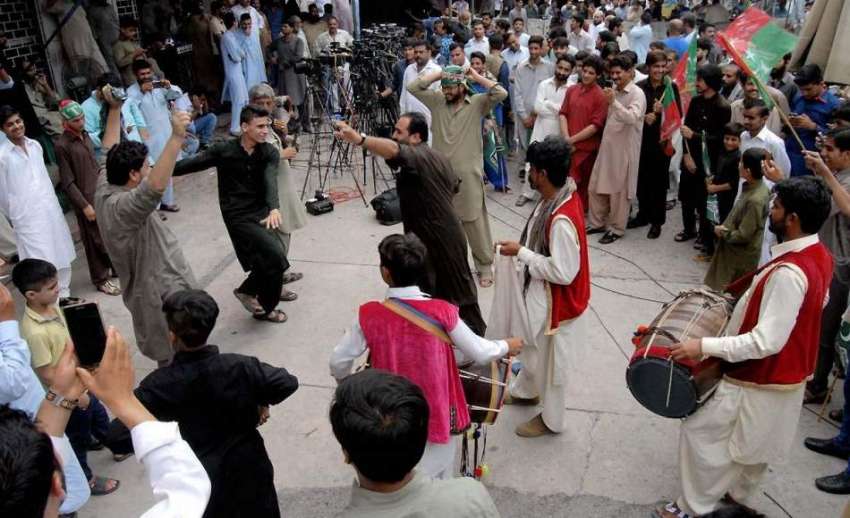 راولپنڈی: عوامی مسلم لیگ کے کارکن لال حویلی کے بارہ جشن منا ..