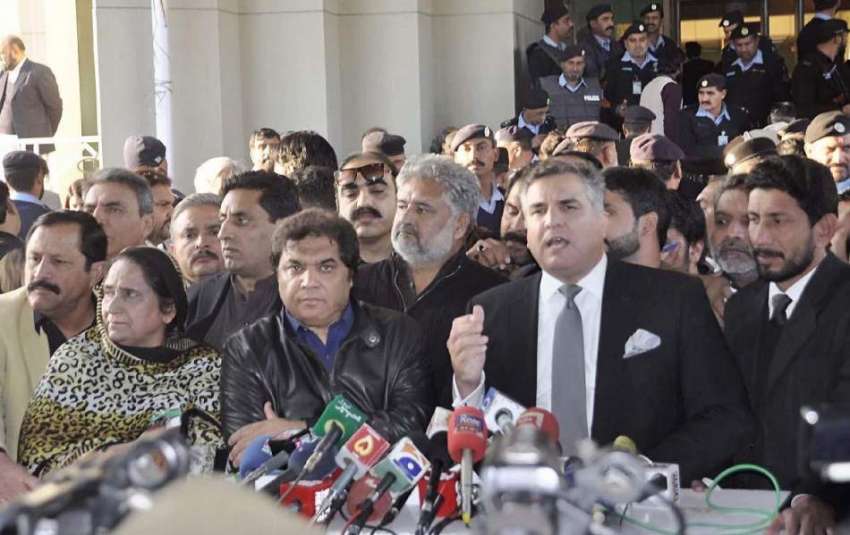 اسلام آباد: وفاقی وزیر دانیال عزیز سپریم کورٹ کے باہر میڈیا ..