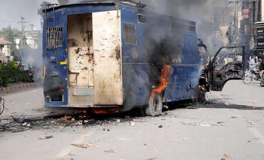 راولپنڈی: مظاہرین کی جانب سے پولیس وین کو آگ لگائی گئی ہے۔