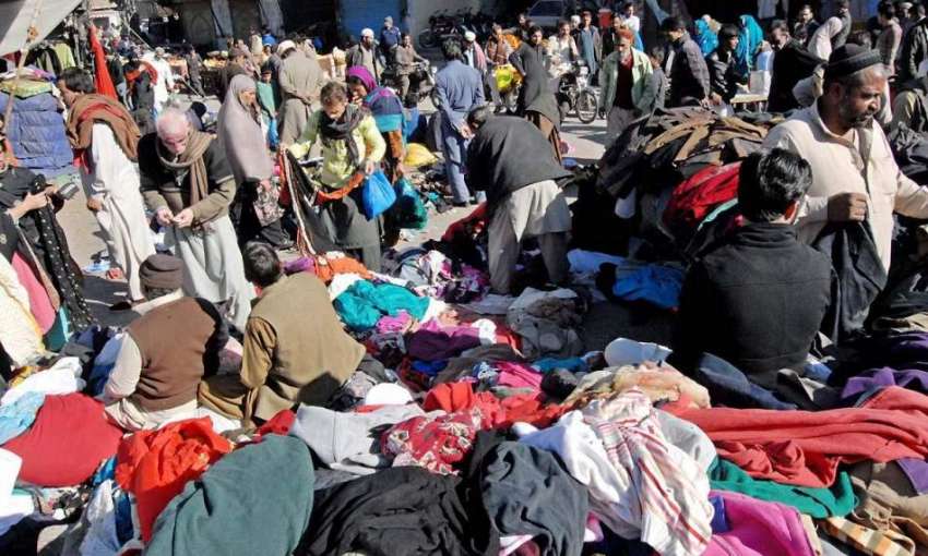 راولپنڈی: شہری گنجمنڈی لنڈا بازار سے گرم کپڑے پسند کر رہے ..