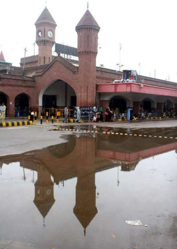 لاہور: شہر میں ہو نیوالی بارش کے بعد ریلوے اسٹیشن کے باہر ..