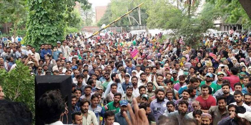 لاہور: ڈینگی ملازمین اپنے مطالبات کے حق میں احتجاج کر رہے ..