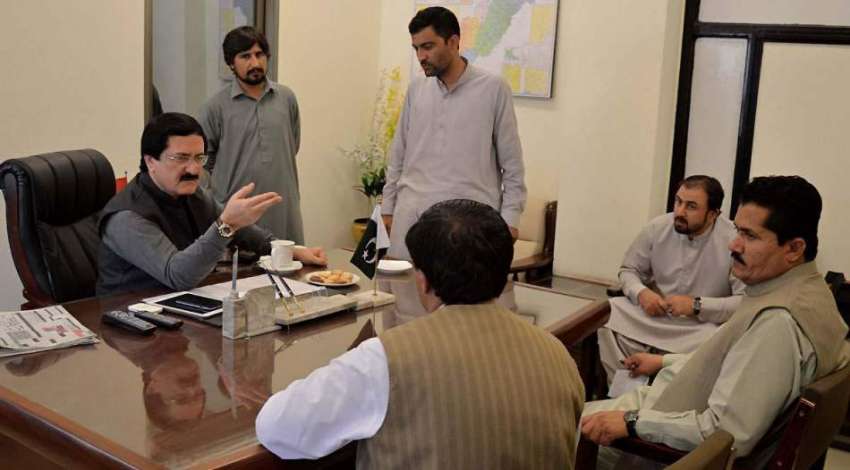 کوئٹہ: صوبائی وزیر نواب ایاز خان جوگیزئی اپنے آفس میں سائلین ..
