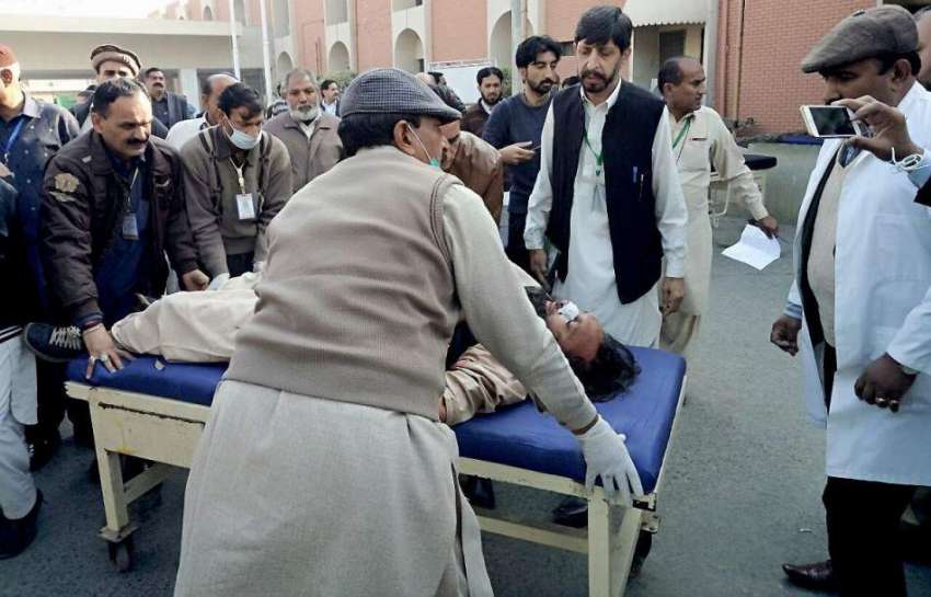 راولپنڈی: زخمیو ں کو بینظیر بھٹو ہسپتال منتقل کیا جا رہا ..