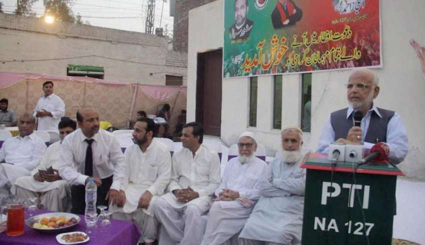 لاہور: تحریک انصاف کے مرکزی رہنما اعجاز احمد چوہدری اپنے ..