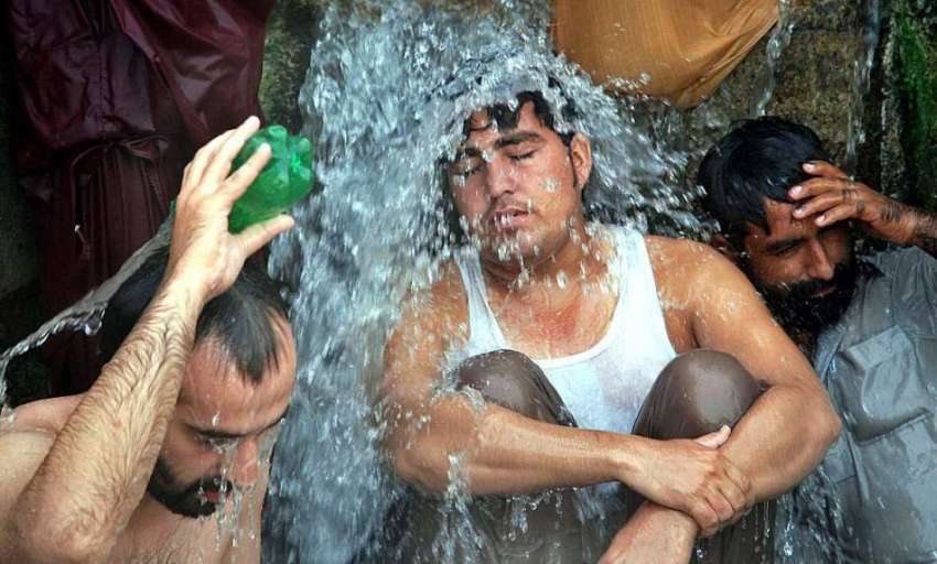 راولپنڈی: شہری گرمی کی شدت کم کرنے کے لیے نہا رہے ہیں۔