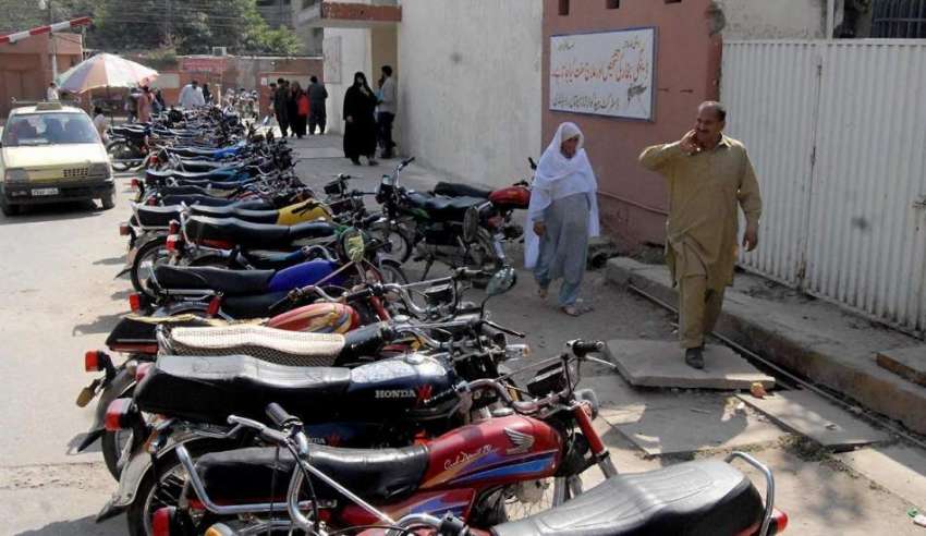 راولپنڈی: ڈی ایچ کیو ہسپتال کے اندر موٹر سائیکل پارکنگ کے ..