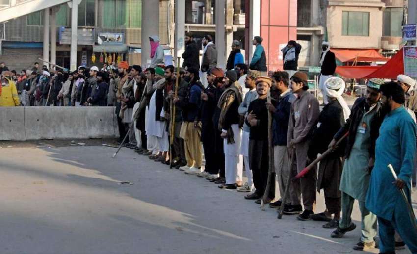 راولپنڈی: فیض آباد کے مقام پر تحریک لبیک کے کارکن پولیس کے ..