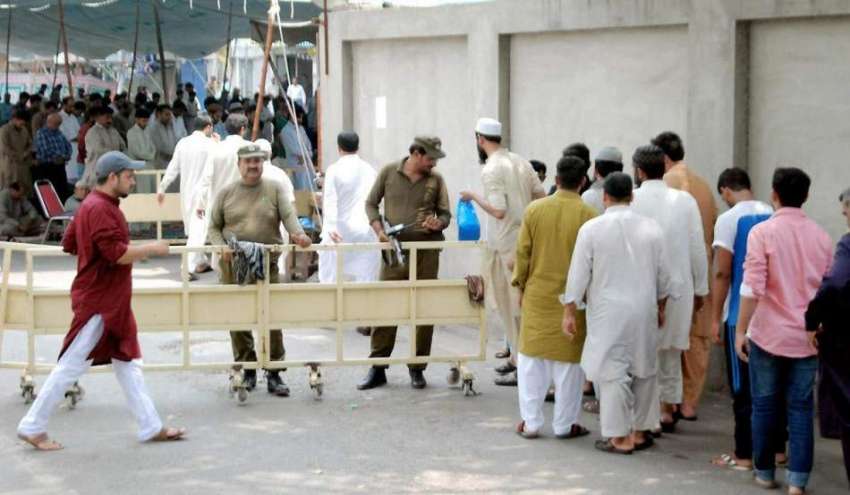 لاہور: شہری مسجد شہداء میں نماز جمعہ کی ادائیگی کے لیے آ ..