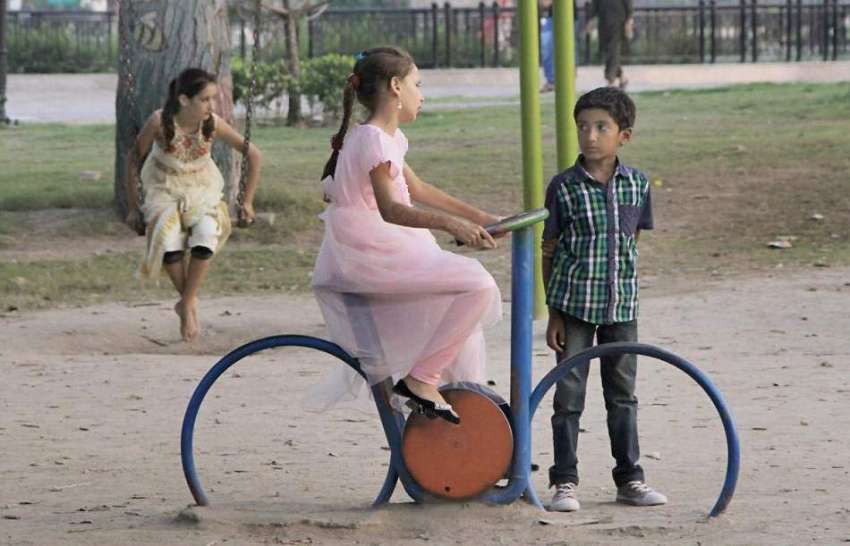 لاہور: گریٹر اقبال پارک میں بچے جھولوں سے لطف اندوز ہو رہے ..
