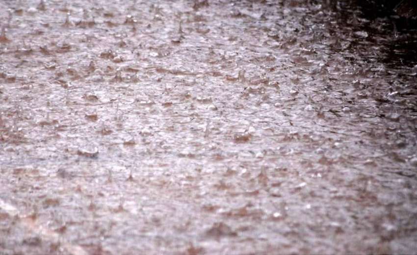 راولپنڈی: سہ پہر کو ہونیوالی بارش کا ایک منظر۔