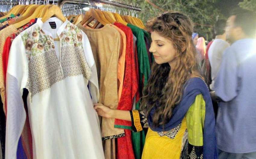 لاہور: لبرٹی مارکیٹ میں ایک لڑکی عید کے لیے ملبوسات پسند ..