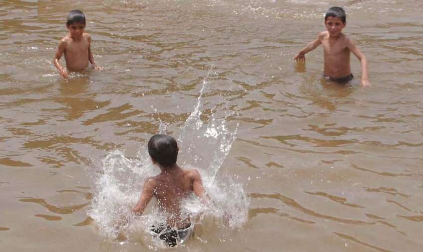 راولپنڈی: بیماریوں سے بے خبر بچے نالہ لئی کے گندے پانی میں ..