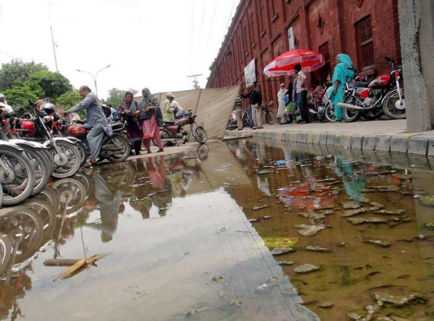 لاہور: انتظامیہ کی غفلت کے باعث حاجی کیمپ کے باہر جمع پانی ..