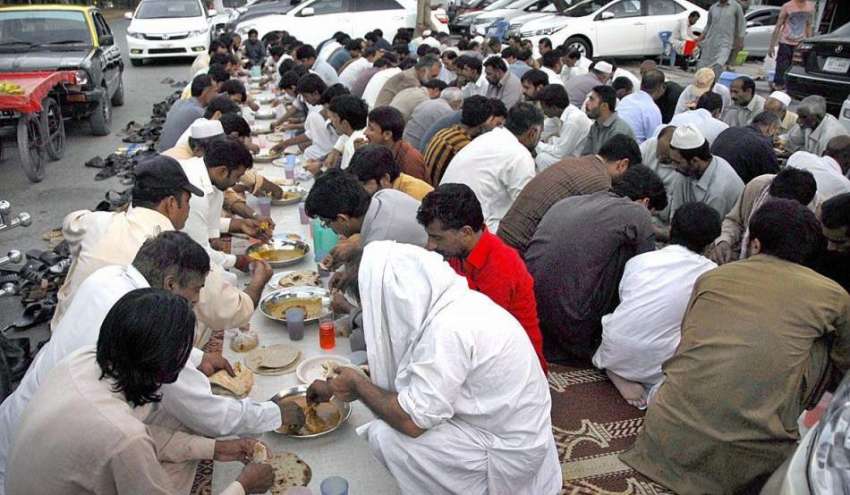 اسلام آباد: مخیر حضرات کی جانب سے مستحقین کے لیے افطاری کی ..