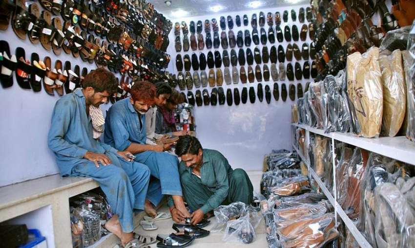 حیدر آباد: شہری ایک دکان سے جوتے پسند کر رہے ہیں۔