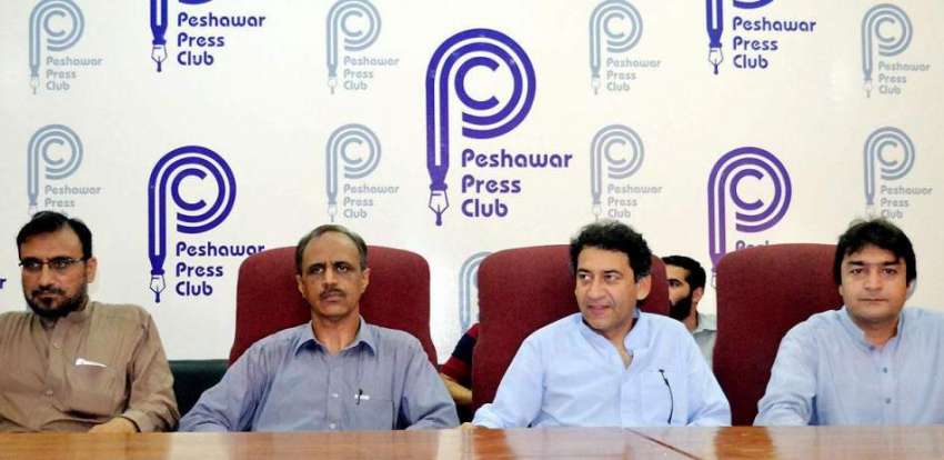 پشاور: پریس کلب کی ایجوکیشن کمیٹی کی طرف سے صحافیوں کے بچوں ..