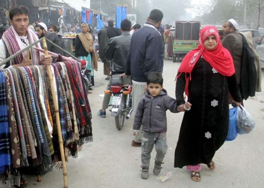 لاہور: لنڈا بازار میں ایک محنت کش گرم مفلر فروخت کر رہا ہے۔