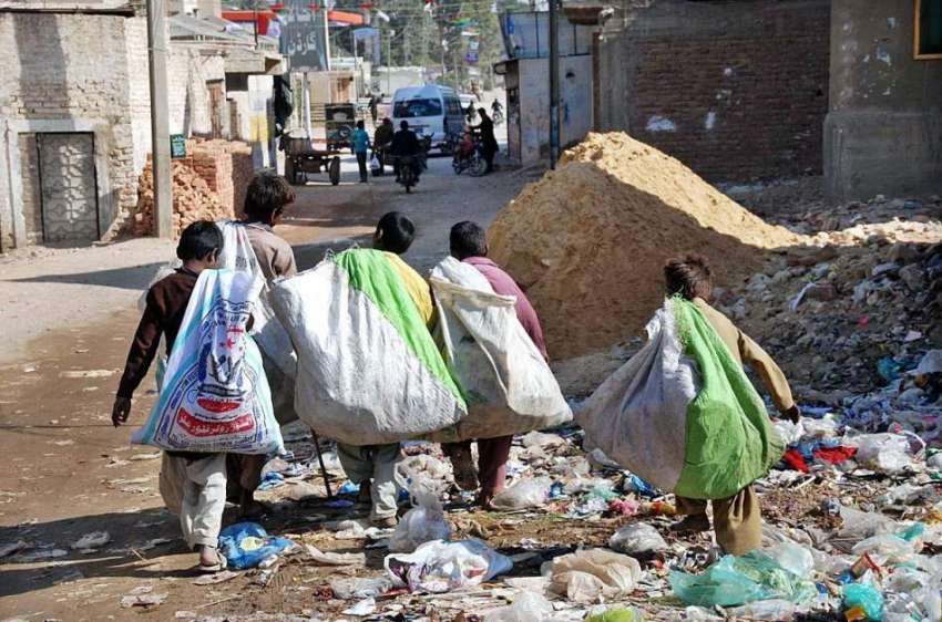 حیدر آباد: خانہ بدوش بچے کچرے کے ڈھیر سے کارآمد اشیاء تلاش ..