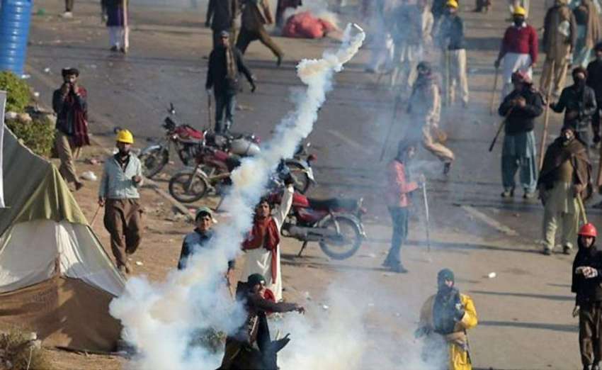 اسلام آباد: فیض آباد انٹر چینج پر مظاہرین کی جانب سے پولیس ..