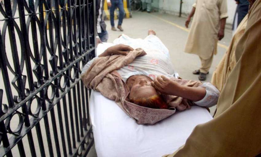 لاہور: ینگ ڈاکٹرز کے احتجاج کے باعث لواحقین اپنے مریض کو ..