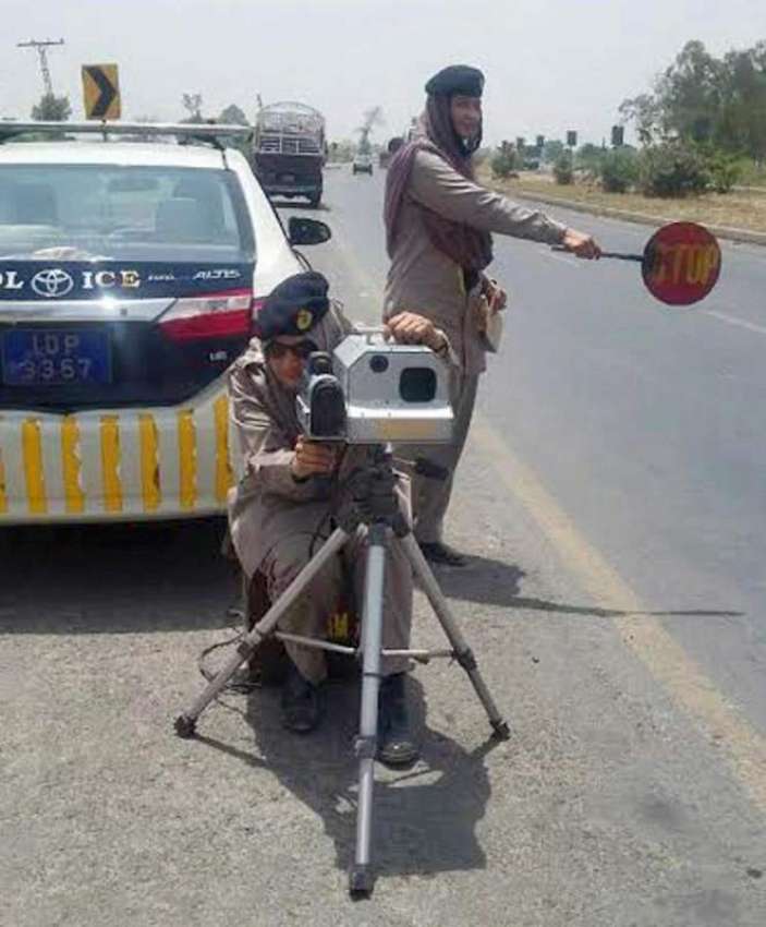 لاہور: موٹر وے پولیس سنٹرل زون کے افسران سپیڈ چیکنگ کیمروں ..