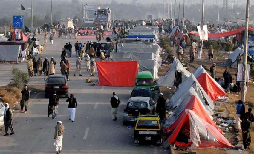 راولپنڈی: فیض آباد میں تحریک لبیک کے دھرنے کا منظر۔