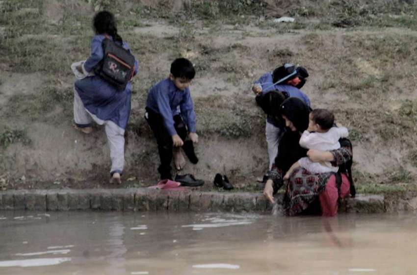 لاہور: ایک خاتون شدید گرمی کے باعث سکول سے چھٹی کے بعد اپنے ..