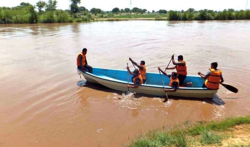 بہاولپور:ریسکیو اہلکار سیلاب کے پیش نظر ممکنہ حادثات سے ..