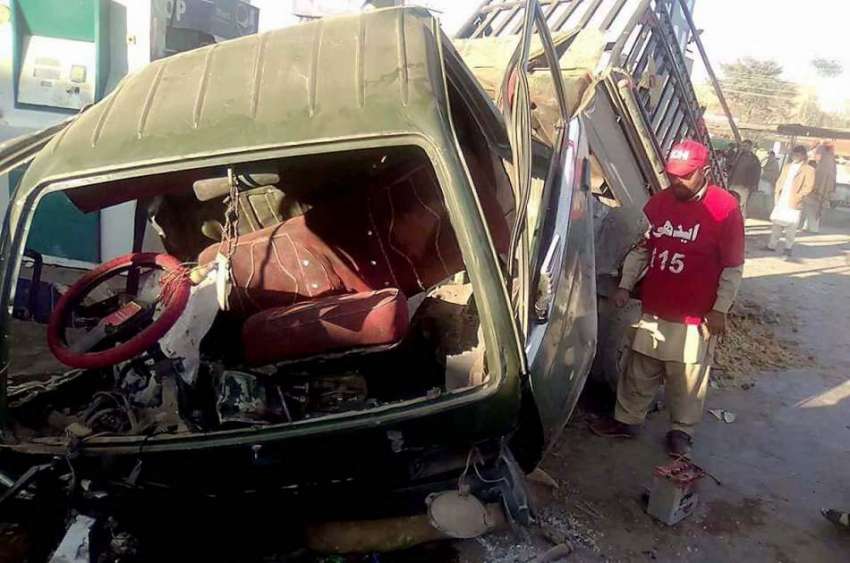 پشاور: چارسدہ روڈ پر گیس سلنڈر دھماکے سے تباہ ہونے والی گاڑی۔