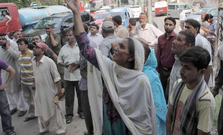 لاہور: پریس کلب کے باہر درخت پر چڑھ کر خود کشی کی کوشش کرنیوالے ..