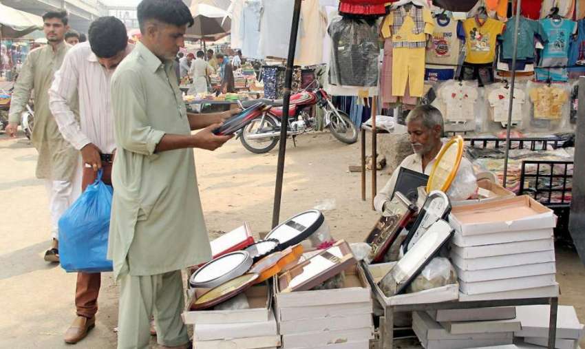 لاہور: پیر مکی بازار میں ایک شہری گھڑی خریدنے کے لیے پسند ..